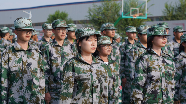蘭州新華軍訓(xùn)開營(yíng)儀式—磨練意志 用汗水向青春致敬