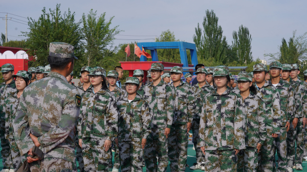 蘭州新華軍訓(xùn)開營(yíng)儀式—磨練意志 用汗水向青春致敬