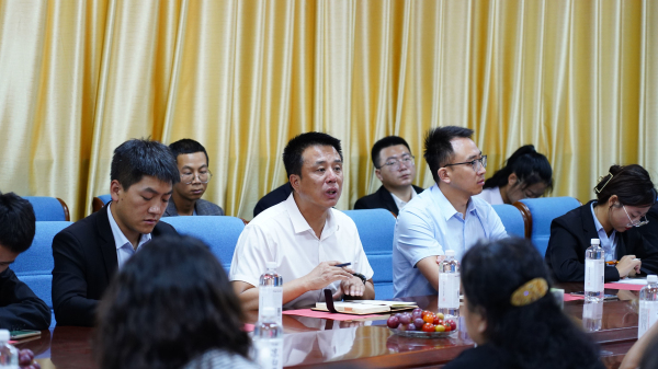 攜手共進(jìn) 共創(chuàng)未來 蘭州新華高三學(xué)生家長會