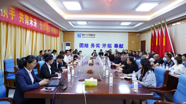 攜手共進(jìn) 共創(chuàng)未來 蘭州新華高三學(xué)生家長會