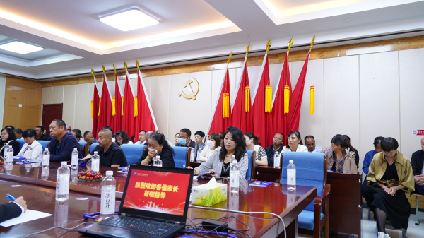 攜手共進(jìn) 共創(chuàng)未來 蘭州新華高三學(xué)生家長會