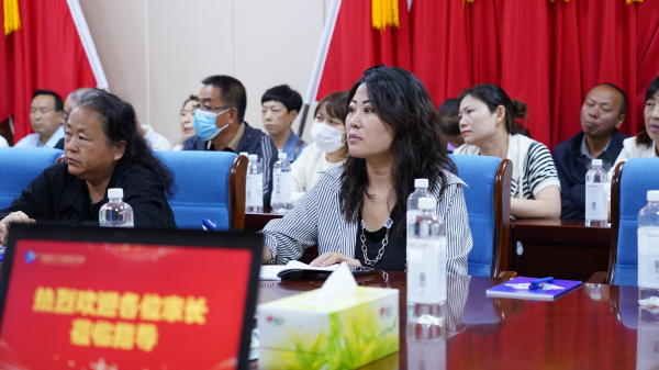 攜手共進(jìn) 共創(chuàng)未來 蘭州新華高三學(xué)生家長會