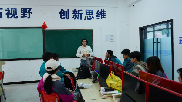 賦能青春 助力成長—蘭州新華短視頻制作學(xué)生團隊培訓(xùn)